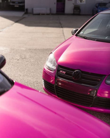 KPMF K75682 Instinktief Pink Glänzend Autofolie auf einem Golf R32